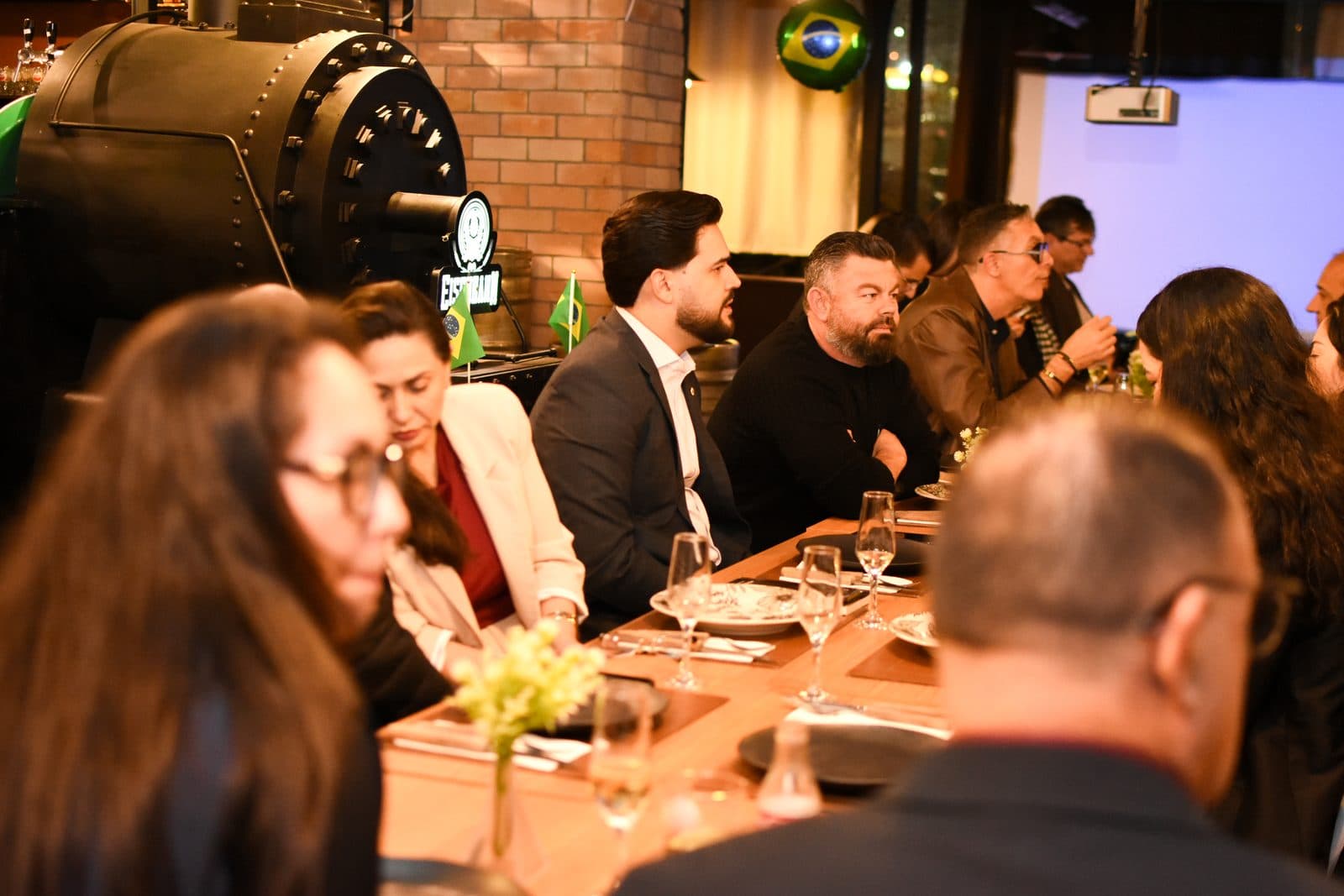 Empresários conversando à mesa durante encontro em restaurante