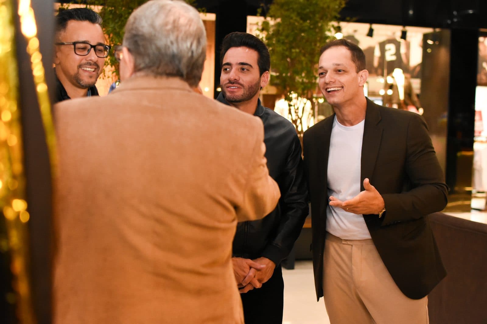 Grupo de empresários conversando em pé durante evento