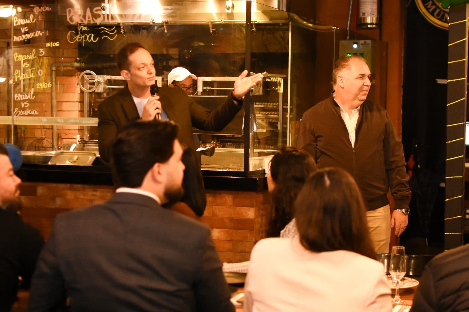 Apresentação para empresários sentados em restaurante