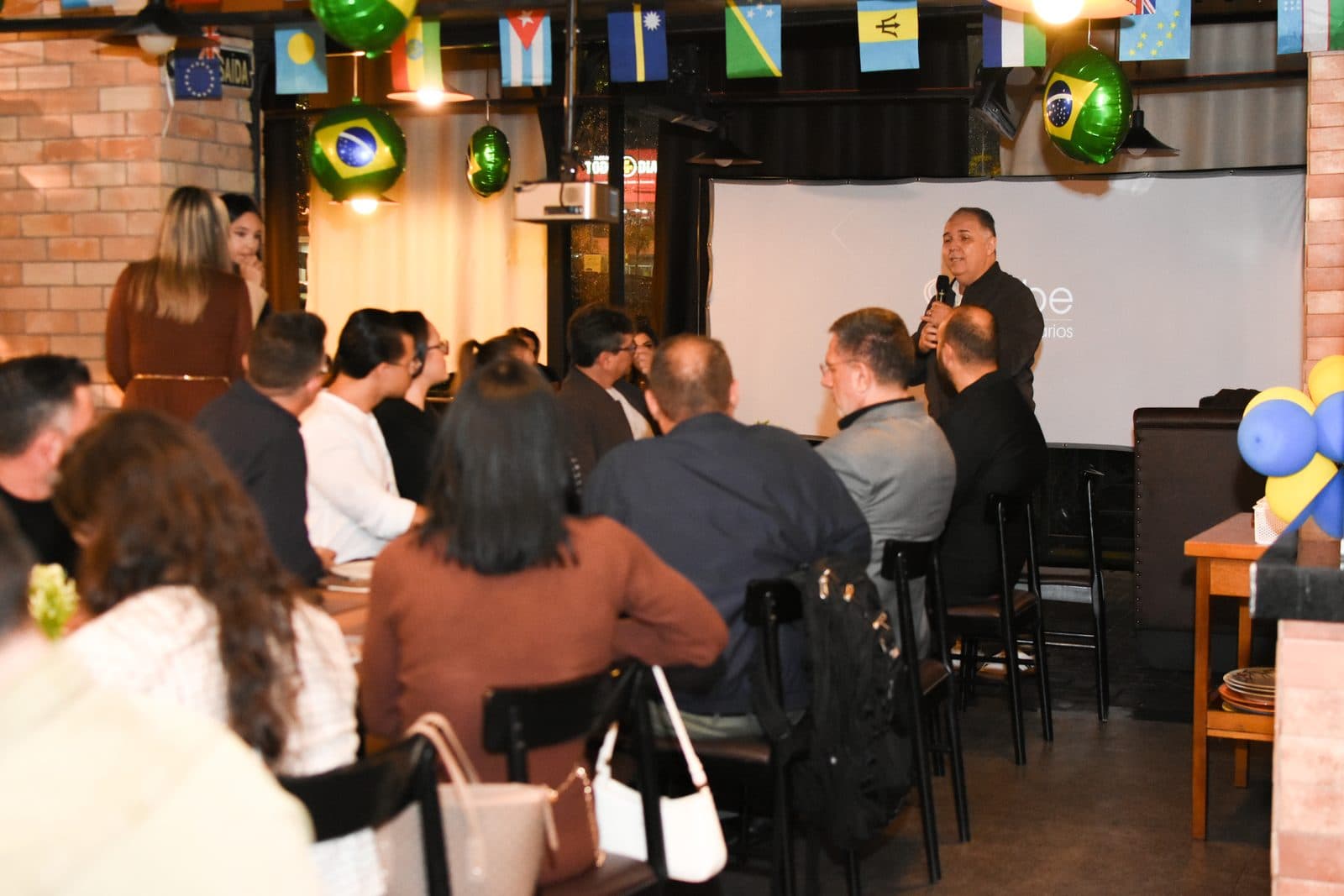 Plateia acompanhando apresentação em restaurante