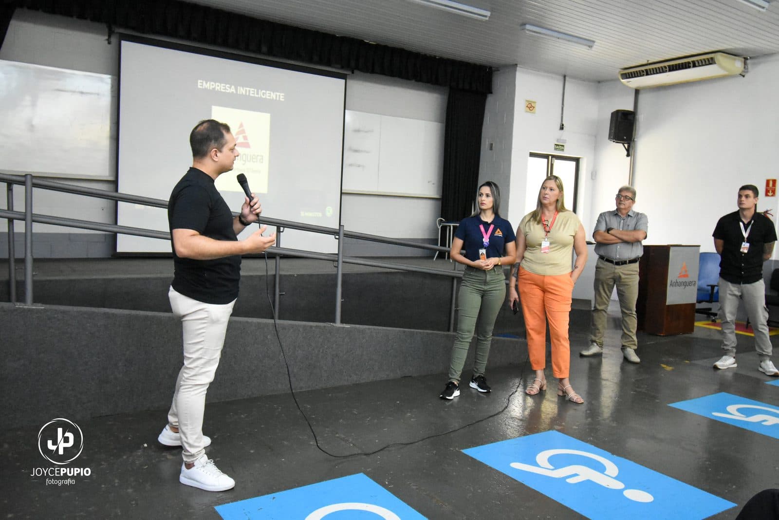 Palestrante apresentando para equipe em sala com projeção