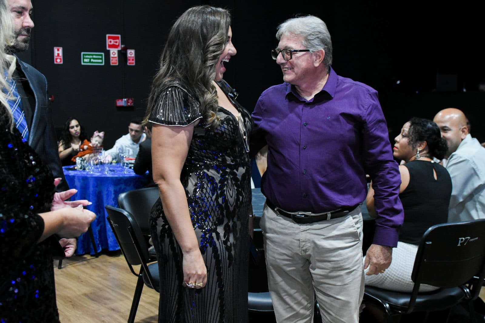 Participantes conversando durante evento