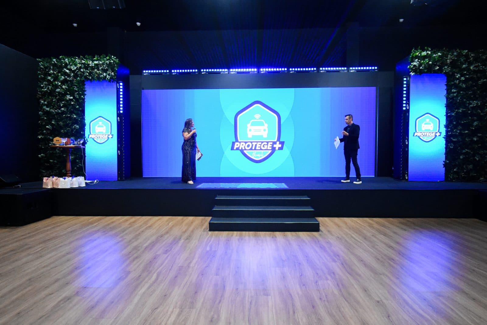 Palco iluminado durante apresentação em evento
